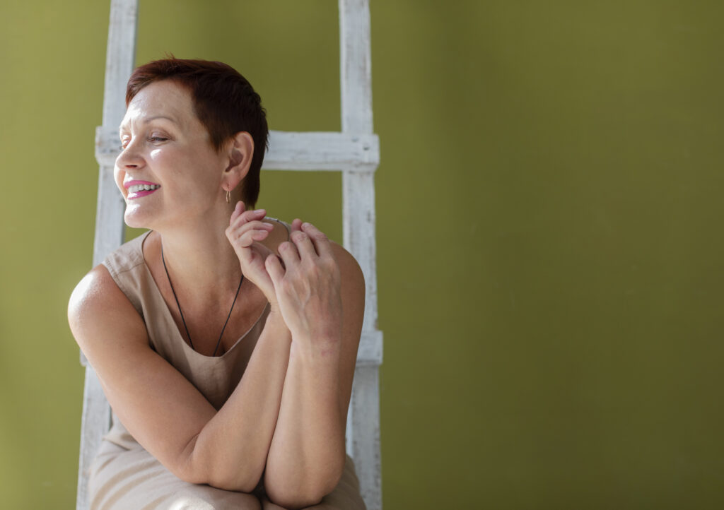 Femme sereine et apaisée, regard tourné vers l'avenir, illustrant la reconstruction progressive de la confiance en soi