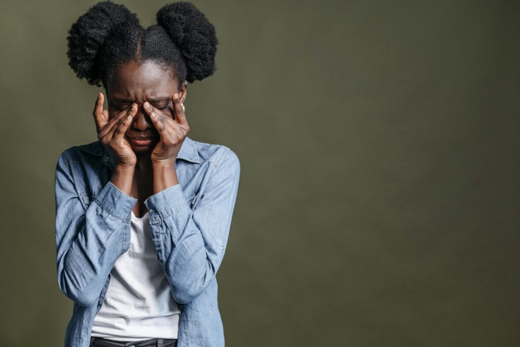 Peur, phobie, anxiété illustrés par une femme préoccupée, mains sur le visage tendu.