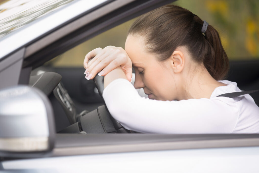 Femme anxieuse au volant, peur au volant avant un départ en vacances