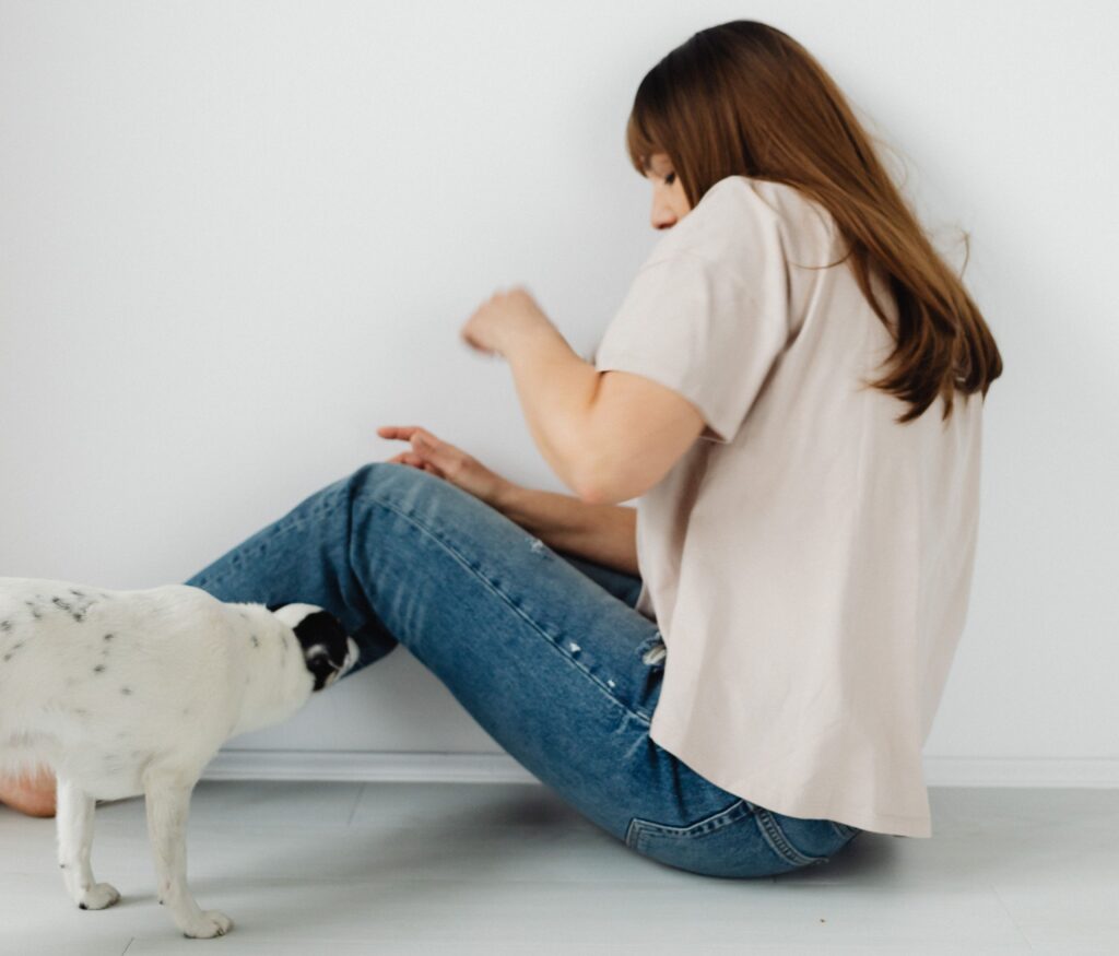 Personne anxieuse croisant un chien dans la rue, illustrant la peur des chiens et la cynophobie