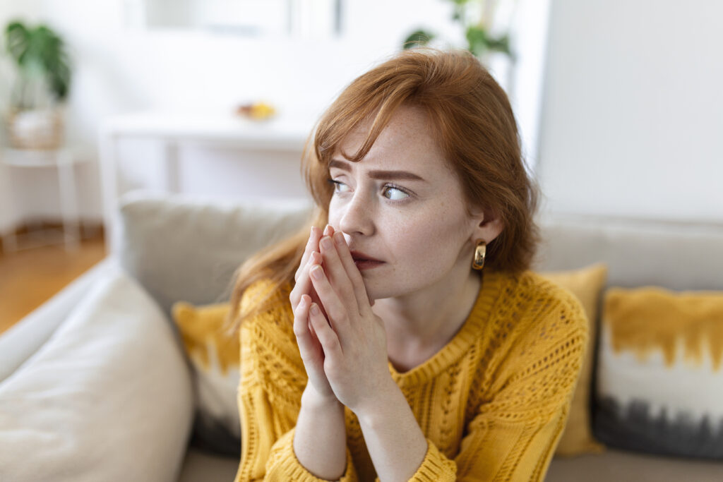 Femme anxieuse en proie à des scénarios catastrophes et à des pensées négatives