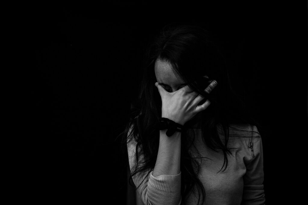 Honte et culpabilité: femme désespérée et honteuse