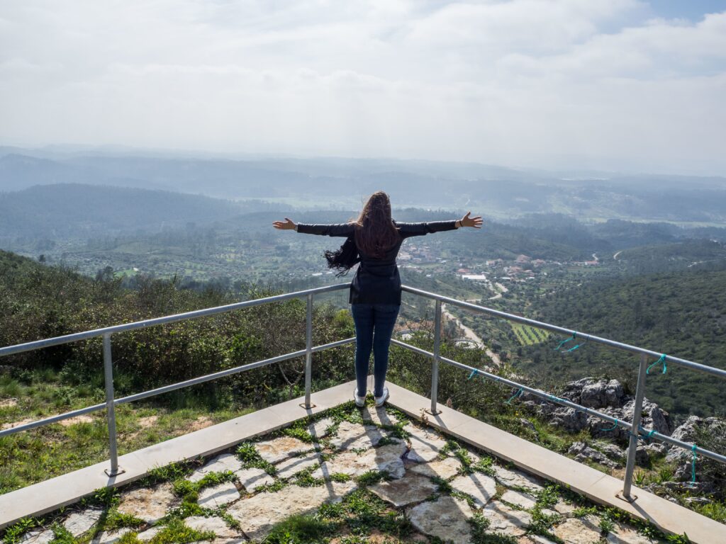 Personne qui a vaincu la peur du vide, de la hauteur sur un balcon protégé en hauteur en montagne